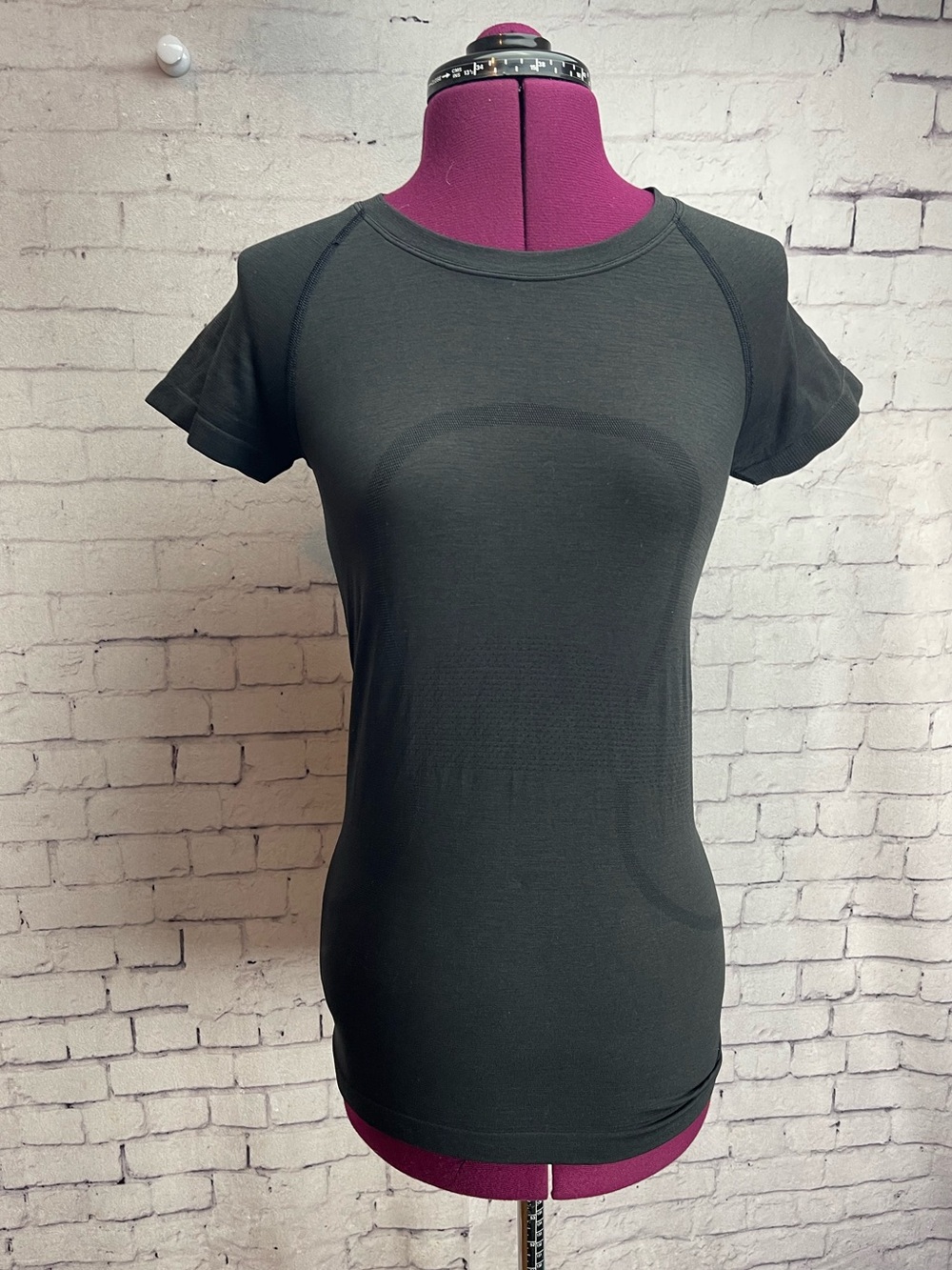 Lululemon size 4 black short sleeve swiftly tech tshirt
